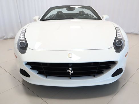 Used 2016 Ferrari California T image 4