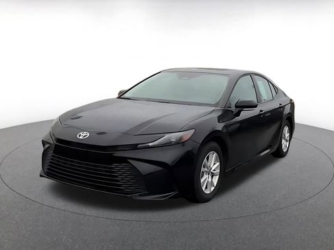 Used 2025 Toyota Camry LE image 7