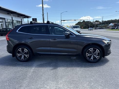 Used 2022 Volvo XC60 B5 Momentum w/ Climate Package FWD image 6