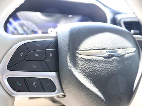 Used 2020 Chrysler Pacifica Limited FWD image 33