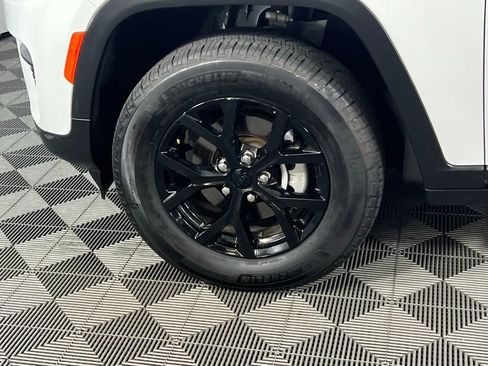 Used 2023 Jeep Grand Cherokee Altitude image 12