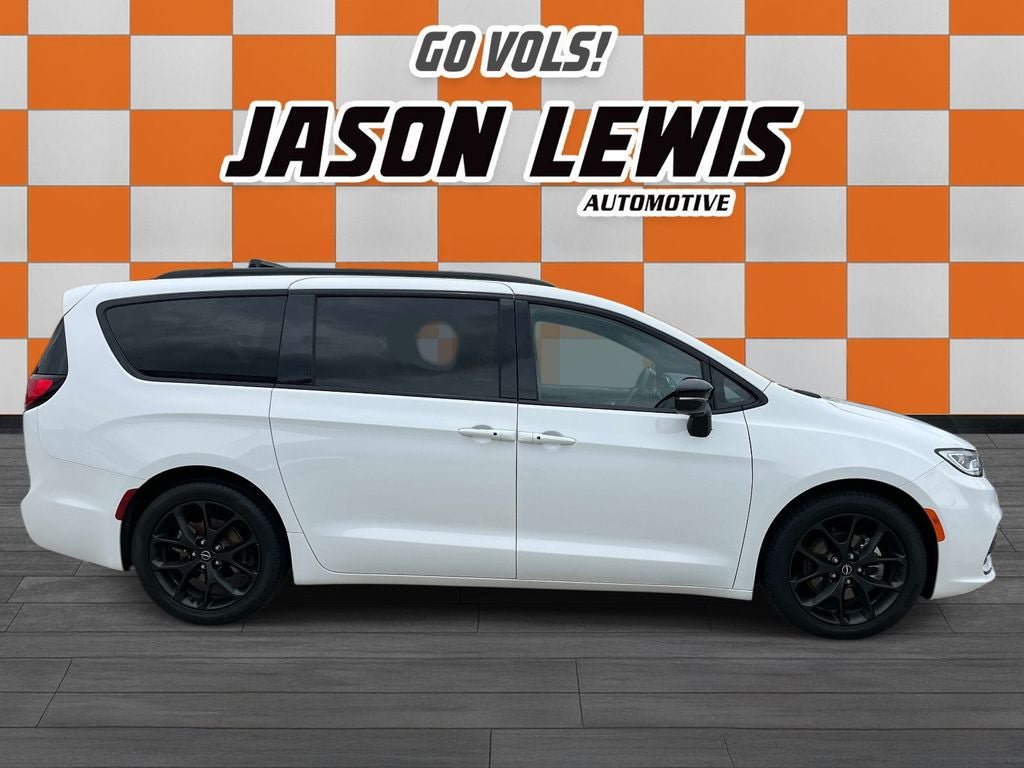 Used 2025 Chrysler Pacifica Limited FWD image 2