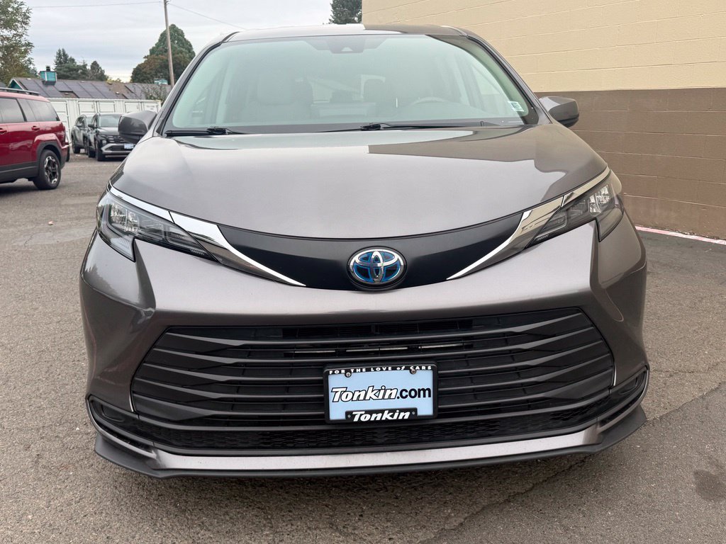 Used 2024 Toyota Sienna LE FWD image 13