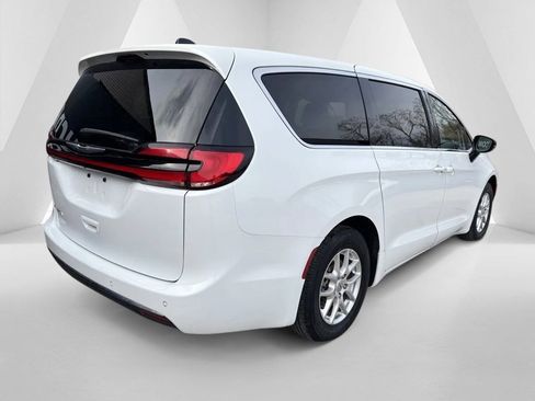 Used 2024 Chrysler Pacifica Touring-L image 7