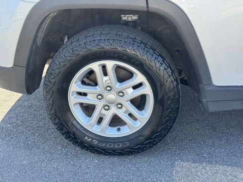 Used 2023 Jeep Grand Cherokee Laredo w/ Luxury Tech Group I AWD/4WD image 5