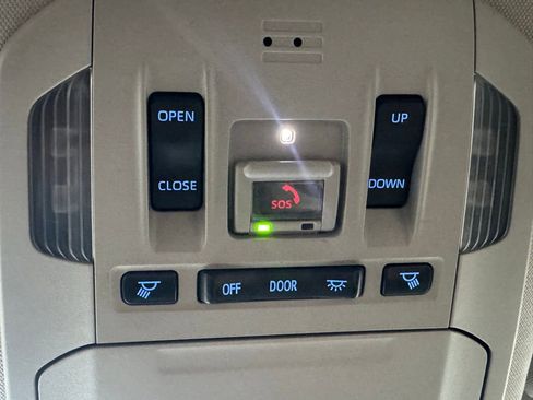 Used 2021 Toyota Highlander XLE image 18