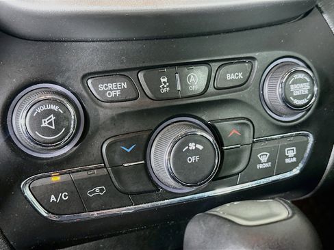 Used 2016 Jeep Cherokee Trailhawk w/ Cold Weather Group AWD/4WD image 24