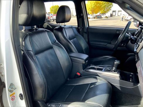 Used 2019 Toyota Tacoma TRD Off-Road w/ TRD Premium Off Road Package image 7