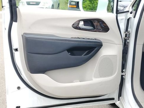 Used 2021 Chrysler Pacifica Limited w/ Uconnect Theater Family Group FWD image 10