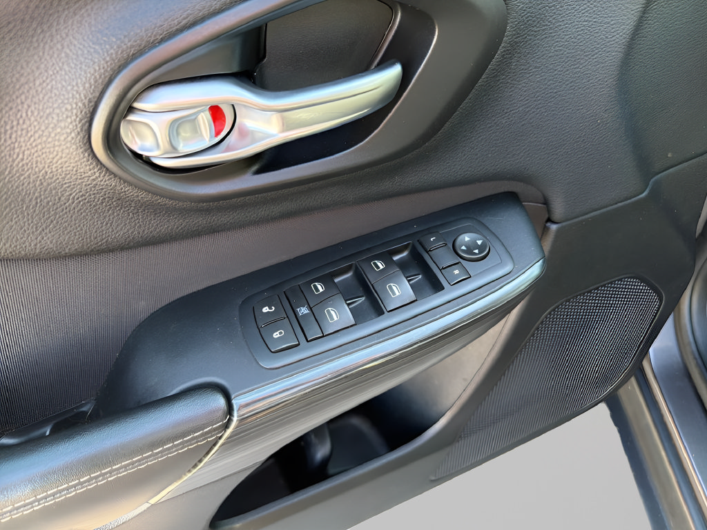 Used 2016 Jeep Cherokee Sport FWD image 19