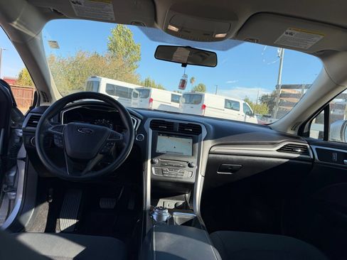 Used 2017 Ford Fusion SE w/ Fusion SE Technology Package FWD image 11