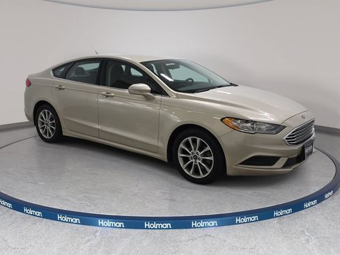 Used 2017 Ford Fusion SE w/ Fusion SE Technology Package FWD image 4