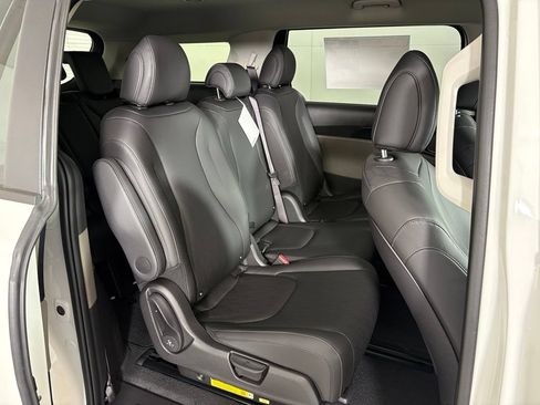 New 2026 Kia Carnival FWD image 40