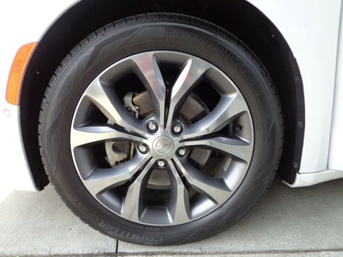 Used 2017 Chrysler Pacifica Limited w/ UConnect Theater Package FWD image 9