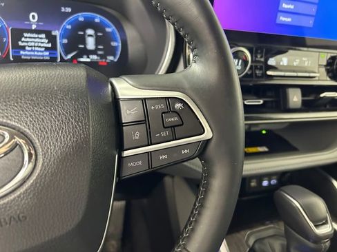 Used 2024 Toyota Highlander Limited image 17