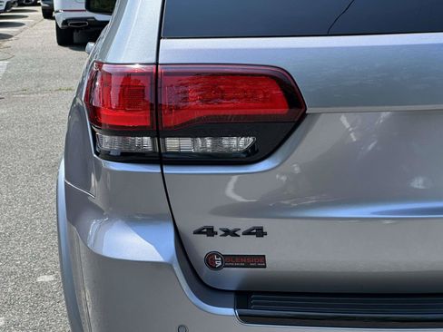 Used 2018 Jeep Grand Cherokee Altitude AWD/4WD image 12