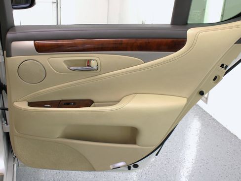 Used 2016 Lexus LS 460 w/ Comfort Package image 46