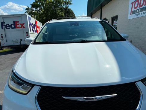 Used 2021 Chrysler Pacifica Touring-L FWD image 9