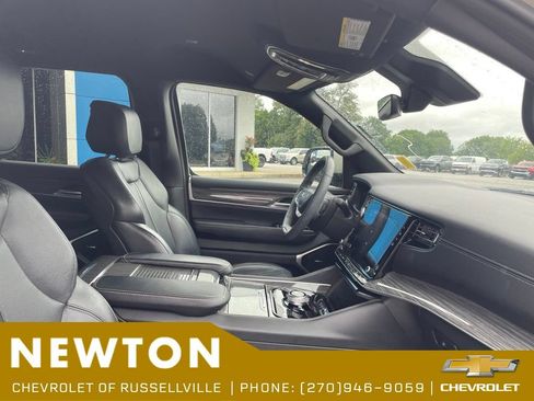 Used 2022 Jeep Wagoneer Series II RWD image 12