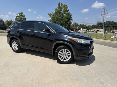 Used 2015 Toyota Highlander LE AWD/4WD image 2