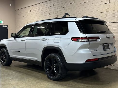 Used 2023 Jeep Grand Cherokee L Limited w/ Black Appearance Package image 7