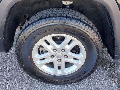 Certified 2023 Jeep Grand Cherokee Laredo image 11