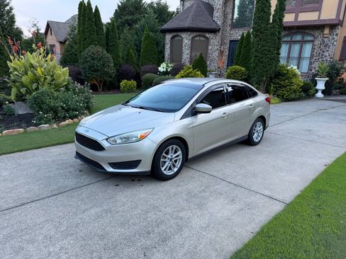 Used 2018 Ford Focus SE FWD image 2