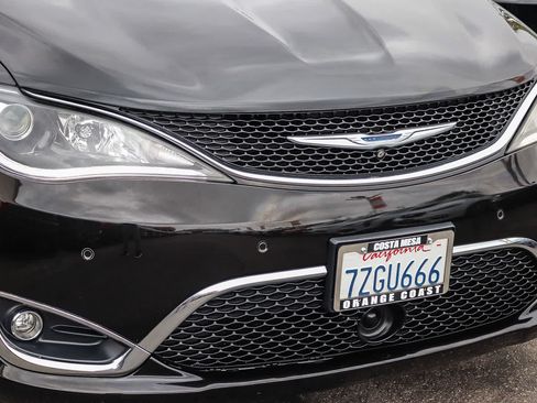 Used 2017 Chrysler Pacifica Limited FWD image 9