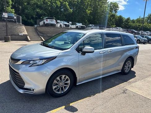 Used 2021 Toyota Sienna XLE FWD image 1