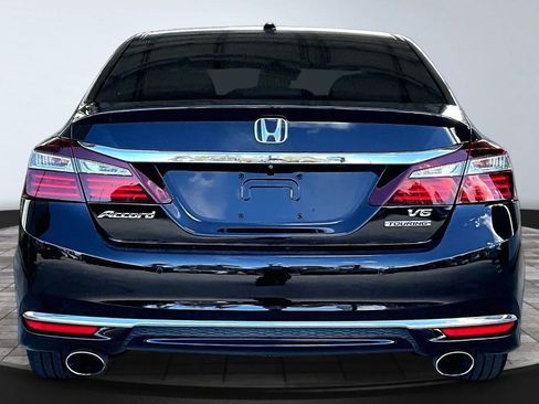 Used 2017 Honda Accord Touring image 5