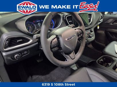 New 2026 Chrysler Pacifica Select w/ S Appearance Package