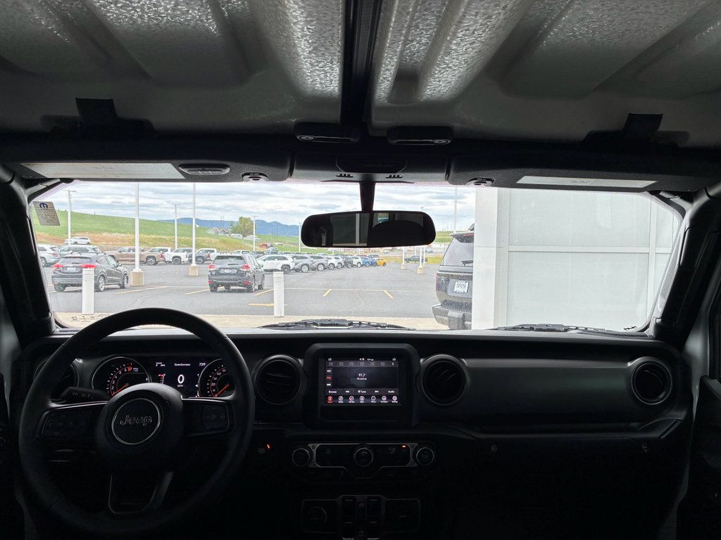 Used 2023 Jeep Gladiator Sport AWD/4WD image 19