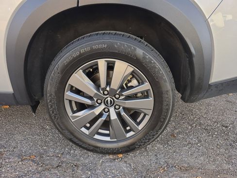 Used 2024 Nissan Pathfinder SV image 12