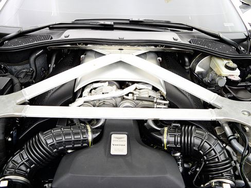 Used 2019 Aston Martin V8 Vantage Coupe image 22