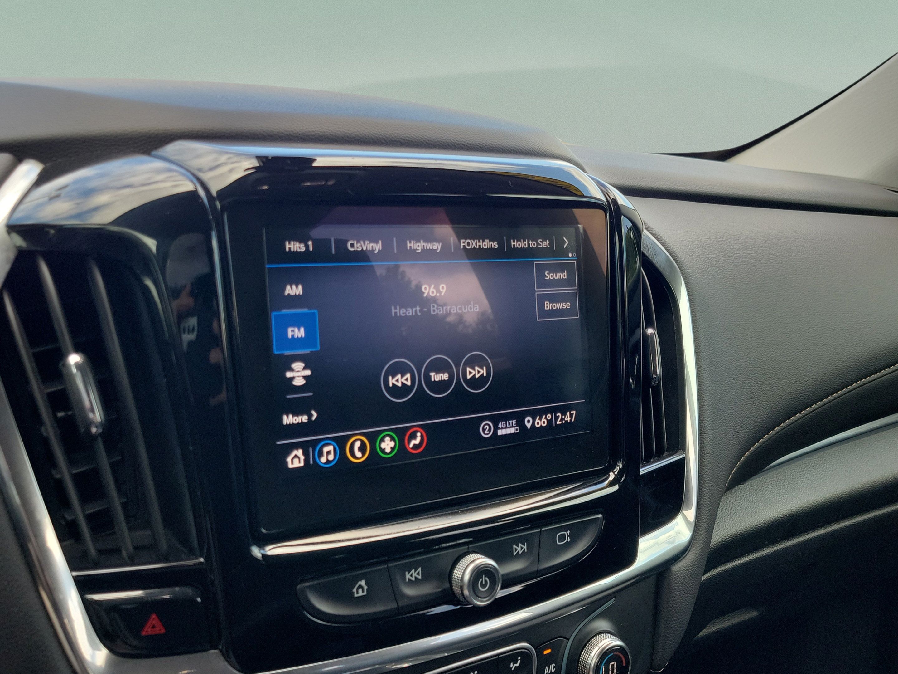 Used 2020 Chevrolet Traverse LT FWD image 30
