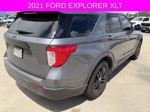 Used 2021 Ford Explorer XLT RWD image 3