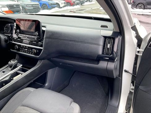 Used 2025 Nissan Pathfinder SV image 12