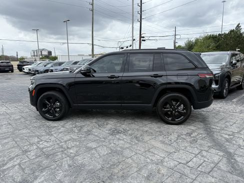 Used 2024 Jeep Grand Cherokee Limited w/ Luxury Tech Group II image 9