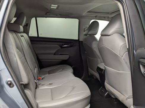 Used 2021 Toyota Highlander XLE image 18