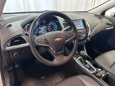 Used 2018 Chevrolet Cruze Premier FWD image 2