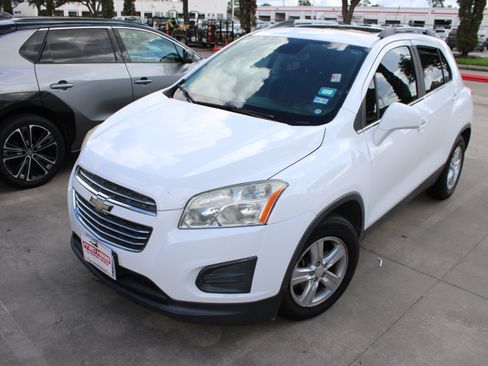 Used 2016 Chevrolet Trax LT w/ LT Sun and Sound Package FWD image 4