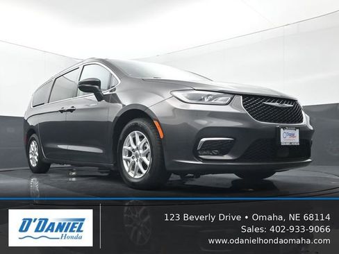 Used 2022 Chrysler Pacifica Touring-L FWD image 14