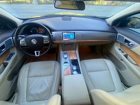 Used 2010 Jaguar XF Luxury image 27