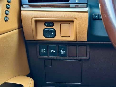 Used 2016 Lexus ES 350 w/ Luxury Package w/Wood Trim image 31