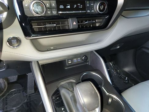 Used 2022 Toyota Highlander XLE image 22