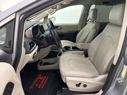 Used 2021 Chrysler Pacifica Touring-L image 23