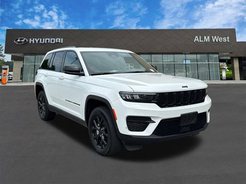 Used 2025 Jeep Grand Cherokee Altitude AWD/4WD image 3