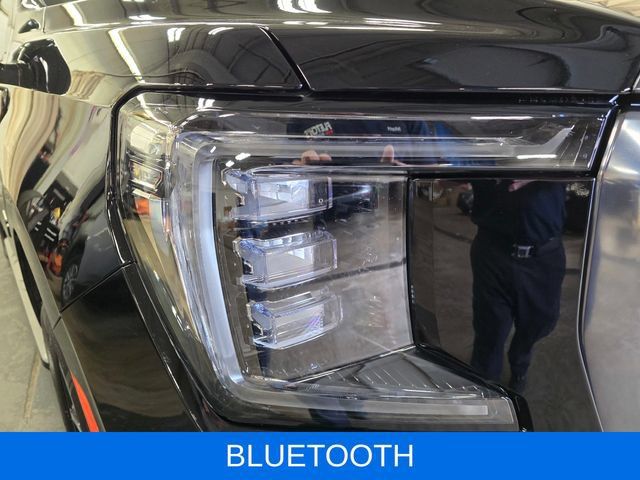 Used 2024 GMC Yukon AT4 w/ Technology Package AWD/4WD image 5