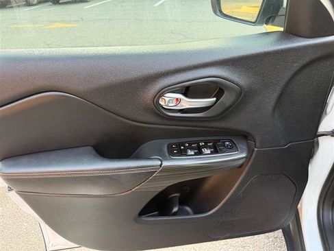 Used 2016 Jeep Cherokee Limited FWD image 36