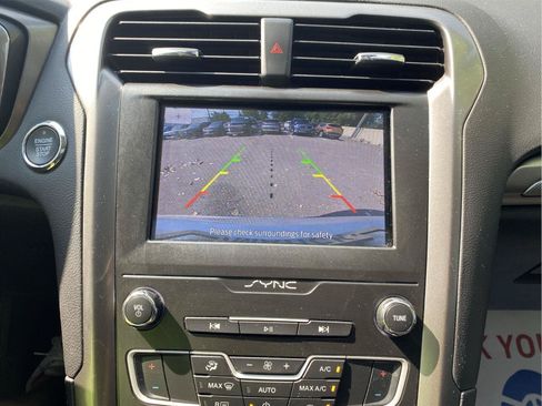 Used 2020 Ford Fusion SE FWD image 9